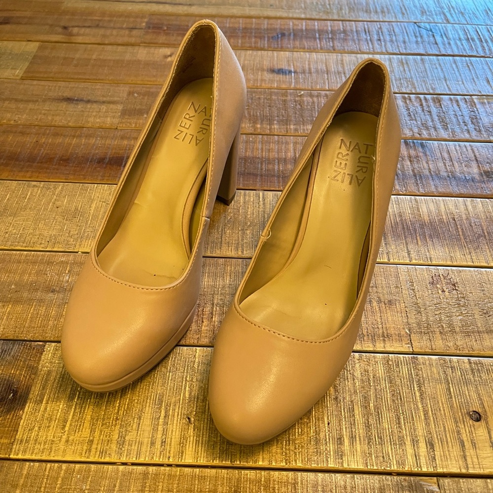 Naturalizer Cream Heels Classic Design